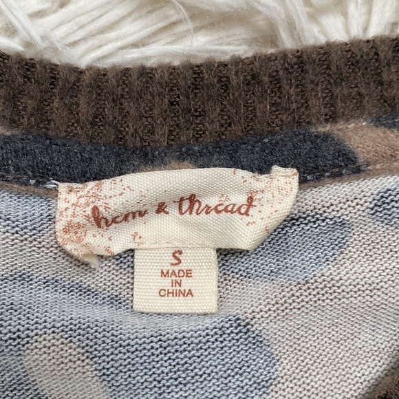 Hem & Thread V-Neck Hacci Leopard Top 💗 Brown & Gray - Picture 13 of 14